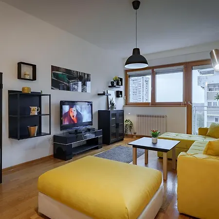 Yellow Lux شقة بلغراد